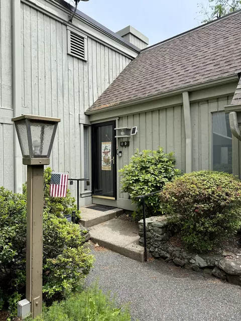 8 Heritage Vlg #D, Southbury, CT 06488