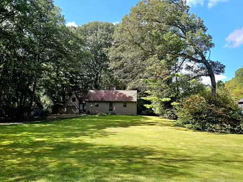 19 Florence St, Moosup, CT 06354