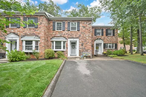 72 Tunxis Vlg #72, Farmington, CT 06032