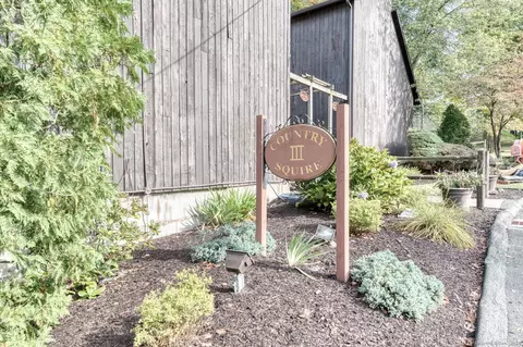 15 Country Squire Dr # L, Cromwell, CT 06416
