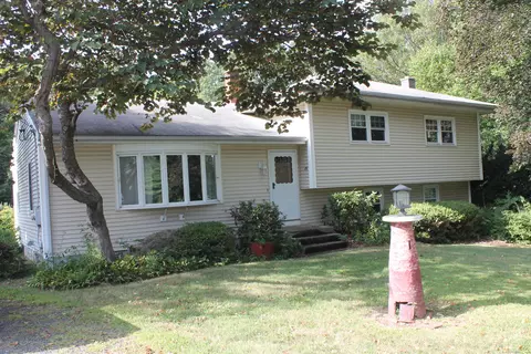 24 Stantack Rd, Middletown, CT 06457