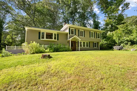 28 N Glenwoods Rd, Gales Ferry, CT 06335
