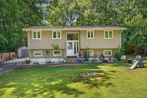 14 Patricia Ct, Gales Ferry, CT 06335