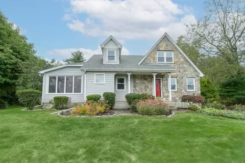 7 Carolyn Ct, North Haven, CT 06473