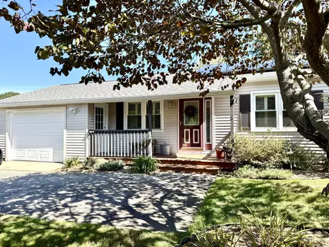 8 Richmond Ln, Mystic, CT 06355