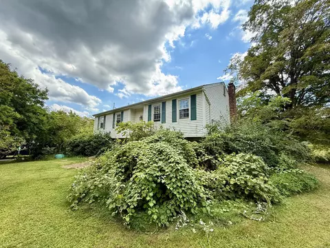 27 Meadowland Dr, Gaylordsville, CT 06755