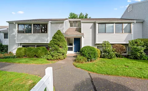 102 Brookwood Dr #D, Rocky Hill, CT 06067