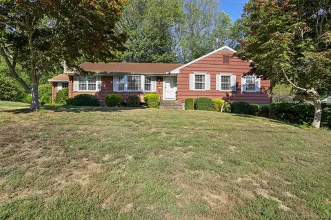 10 Aragon Dr, Trumbull, CT 06611