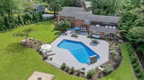 25 Cogswell Ln, Stamford, CT 06902