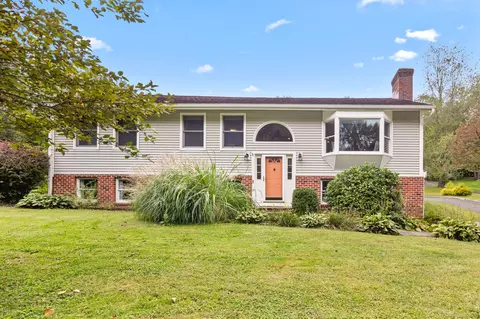 205 Hanover Rd, Newtown, CT 06470