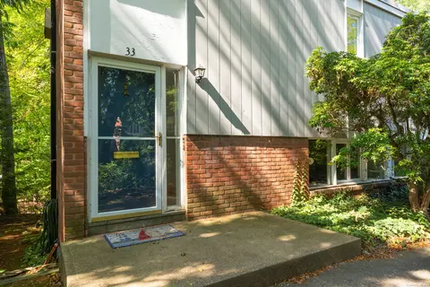 33 N Lake Dr #33, Hamden, CT 06517