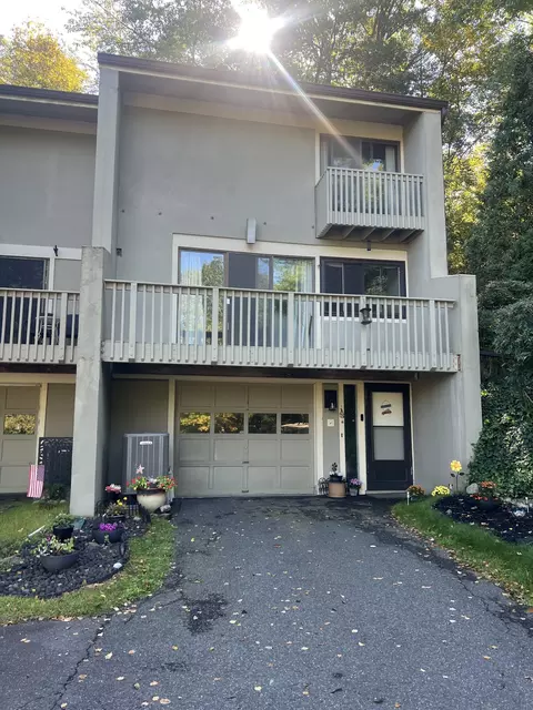 4 Clubhouse Dr #4, Woodbury, CT 06798