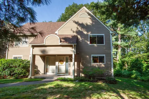 10 Wood Duck Ln #10, Tariffville, CT 06081