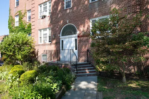 70 Strawberry Hill Ave #1-3B, Stamford, CT 06902