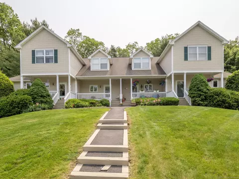 11 Copper Creek Cir #11, Newtown, CT 06470