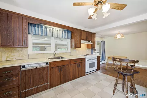 Kitchen - 15 Lin Sal St, Windsor Locks, CT 06096 photo 7 of 8