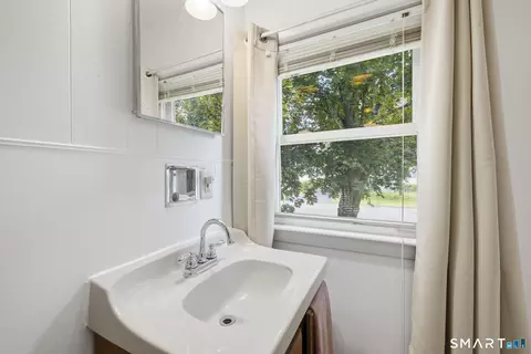 Bath - 15 Lin Sal St, Windsor Locks, CT 06096 photo 1 of 1