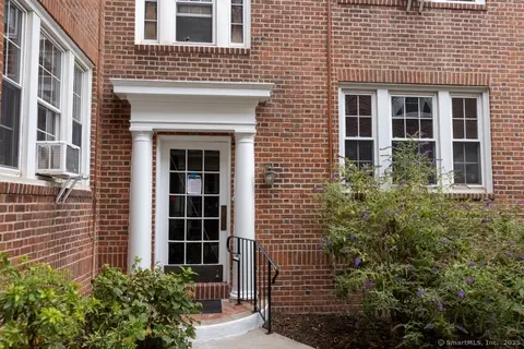 31 Robin Rd #102, West Hartford, CT 06119