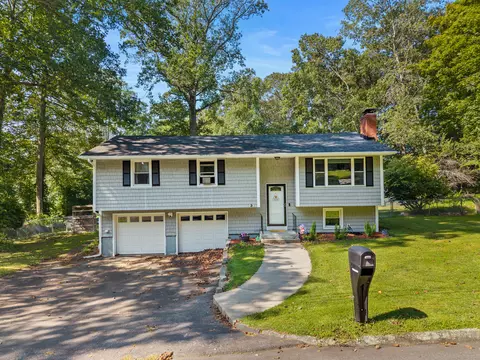 3 Parkwood Dr, Gales Ferry, CT 06335