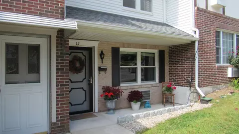 27 Surrey Ln #27, Torrington, CT 06790