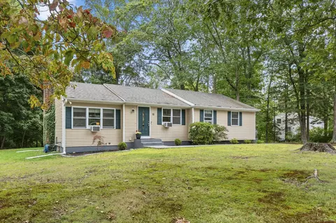 16 Oakwood Dr, Gales Ferry, CT 06335