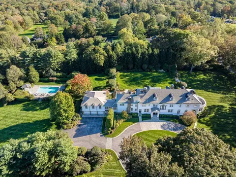 561 Smith Ridge Rd, New Canaan, CT 06840