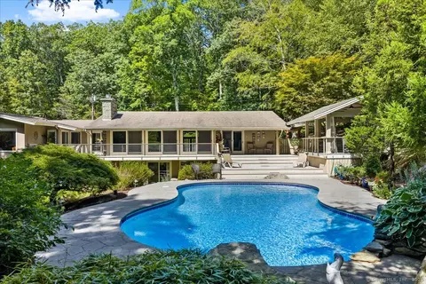 18 Huntington Ln, Norwich, CT 06360