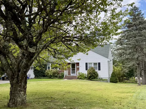32 Locust Ln, Stamford, CT 06905