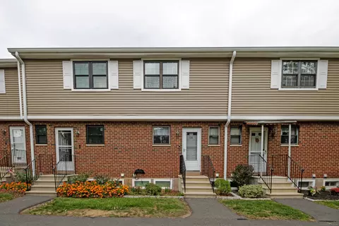 179 Hampton Ct #179, Newington, CT 06111
