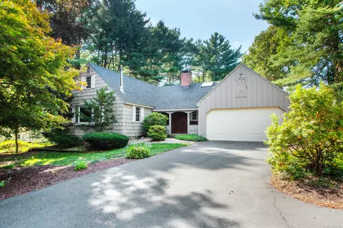 3 Glen Hollow Ln, Simsbury, CT 06070