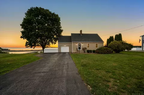 25 Division St, Waterford, CT 06385