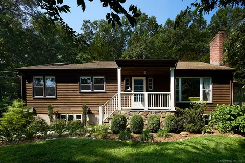 3 Pomperaug Rd, Sandy Hook, CT 06482