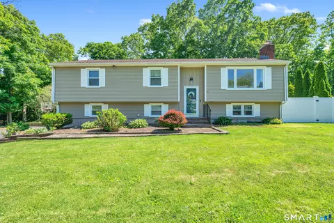 17 Briarwood Ln, Branford, CT 06405
