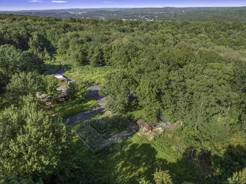 100 Hunters Mountain Rd, Naugatuck, CT 06770