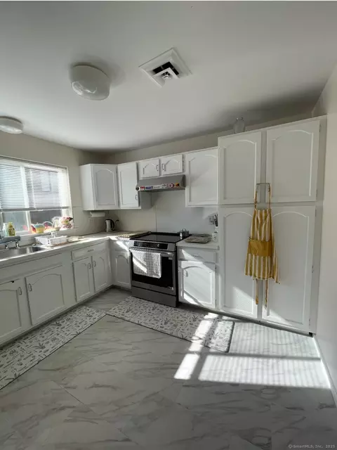 10 Ledgebrook Dr #10, Norwalk, CT 06854
