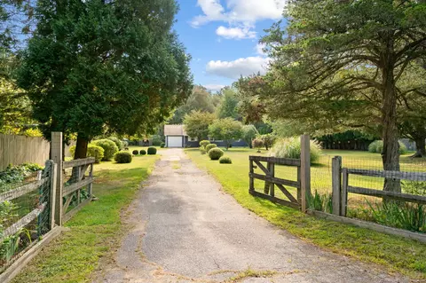 5 Stoneleigh Knls, Old Lyme, CT 06371