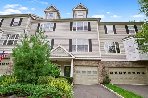 39 Woodcrest Ln #39, Danbury, CT 06810