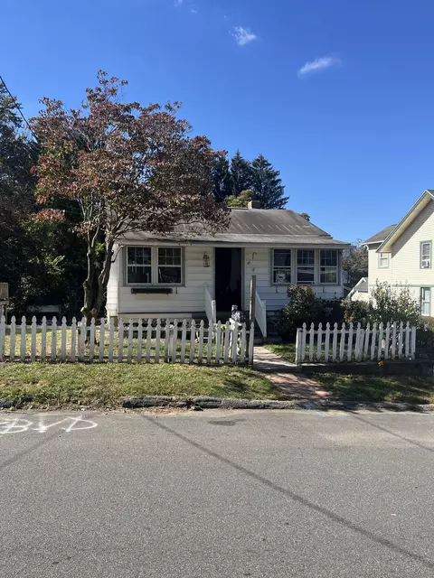44 Woodlawn Ave, Ansonia, CT 06401