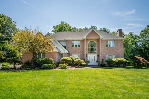 3 Trumbull Ln, West Hartford, CT 06117