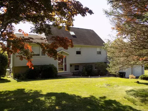 2 Meadow Dr, Oxford, CT 06478
