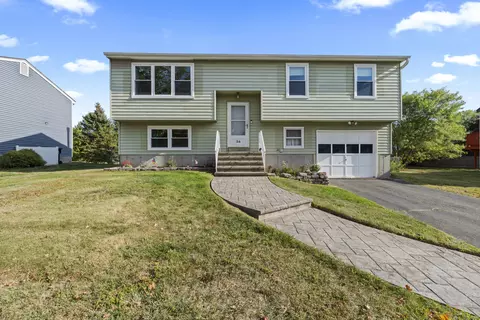 34 Meetinghouse Rdg, Meriden, CT 06450
