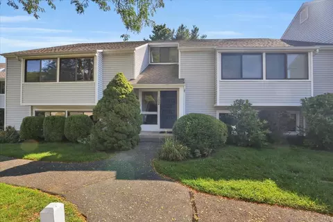 102 Brookwood Dr #B, Rocky Hill, CT 06067