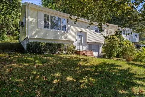 327 Bayonet St, New London, CT 06320