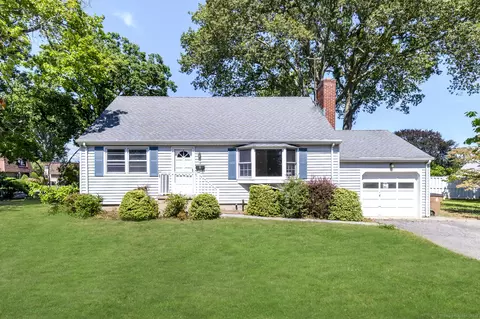 15 Wascussee Ln E, Stamford, CT 06902