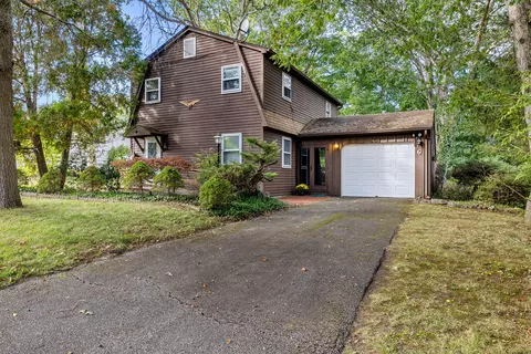 6 Fulmore Dr, Waterford, CT 06385