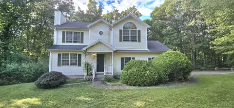17 Dunbar Ln, Hamden, CT 06514