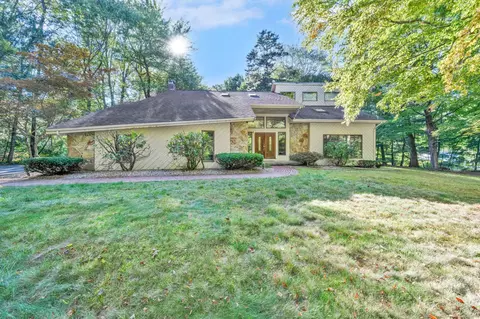 913 Thompson St, Glastonbury, CT 06033