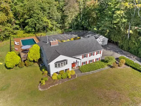 100 Rosewood Rd, Avon, CT 06001