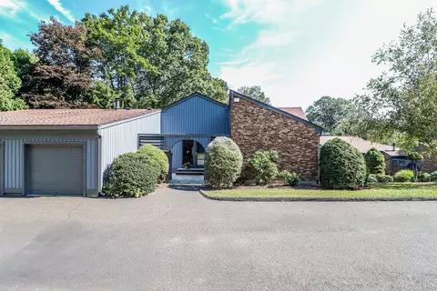 19 Hearthstone Dr #19, Brookfield, CT 06804
