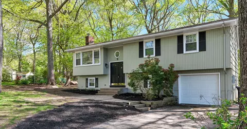 9 West Dr, Gales Ferry, CT 06335